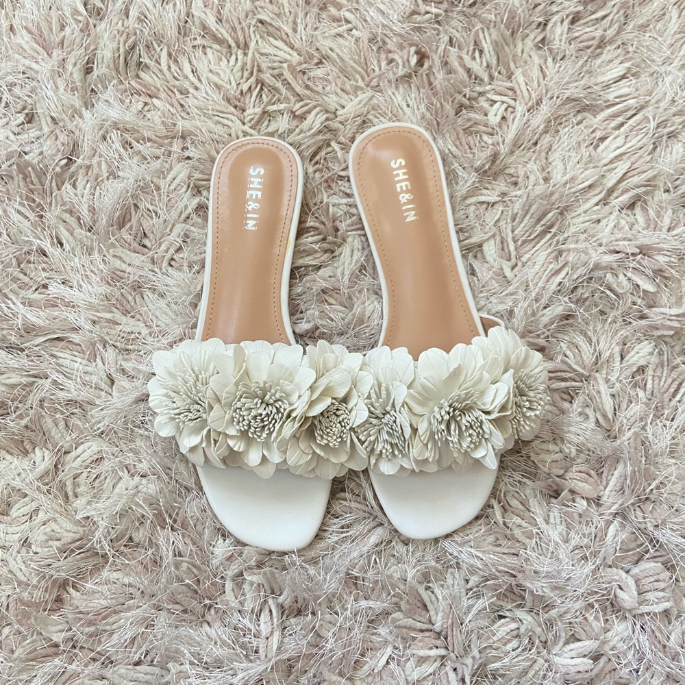 White flower appliqué flats
